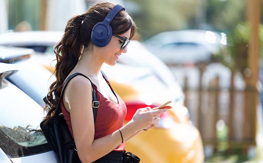 JBL Tune 780NC Azul - Estilo de Vida