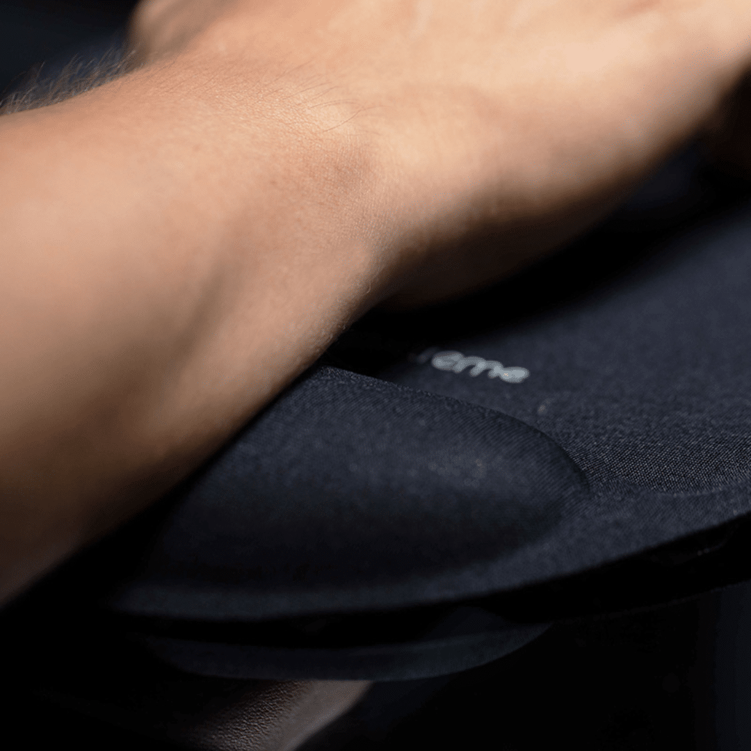 Mouse Pad Klip Xtreme KMP-100B en uso apoyando la muñeca