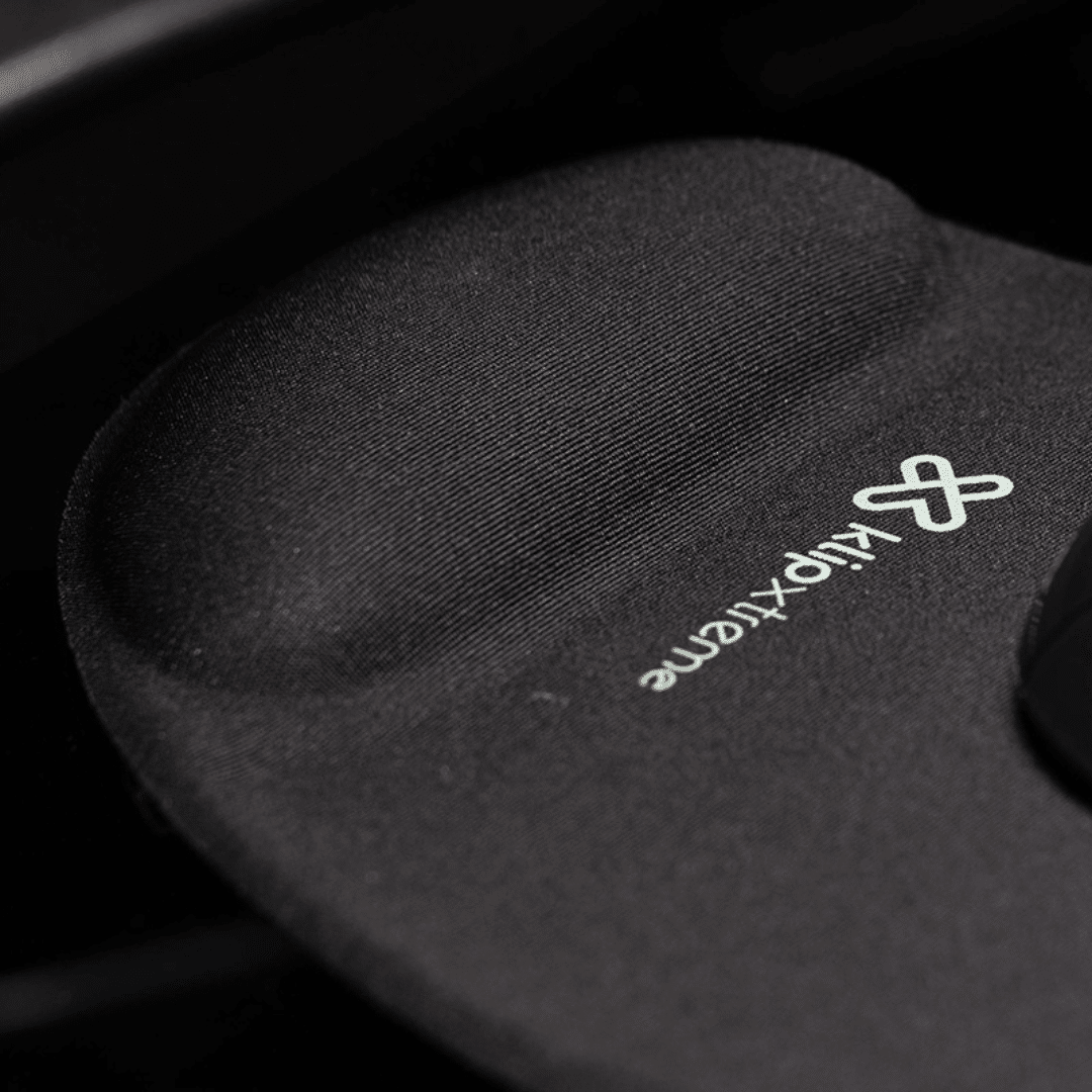 Mouse Pad Klip Xtreme KMP-100B sobre el escritorio